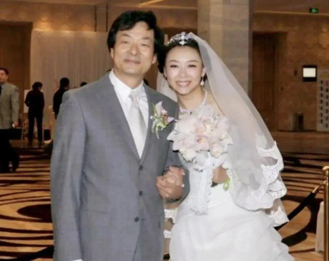 濮存昕发文接济外孙女指摘区翻车 颜值争议激勉收集热议